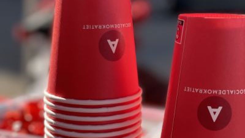 røde kopper med a logo